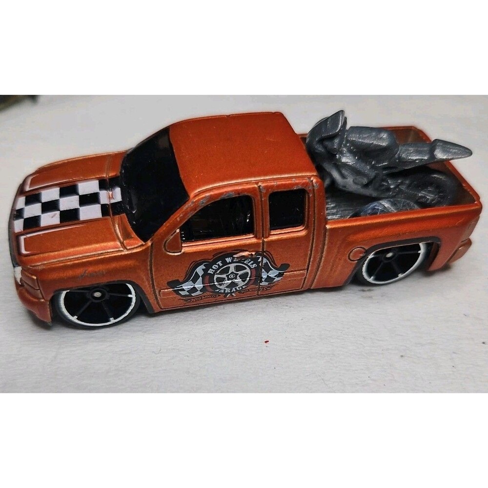 HOT WHEELS CHEVY SILVERADO PICKUP BRONZE w/BIKE 2010 HW GARAGE